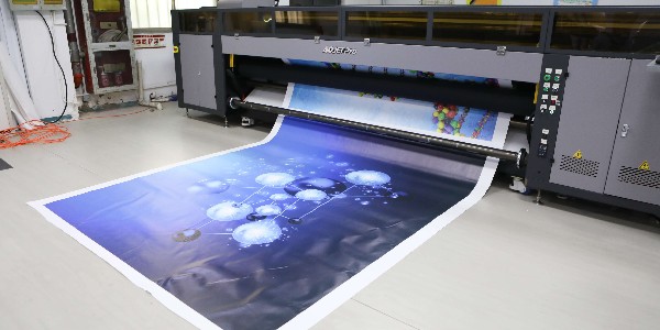 是什么原因?qū)е掳及嬗∷⒅谐霈F(xiàn)圖文模糊？